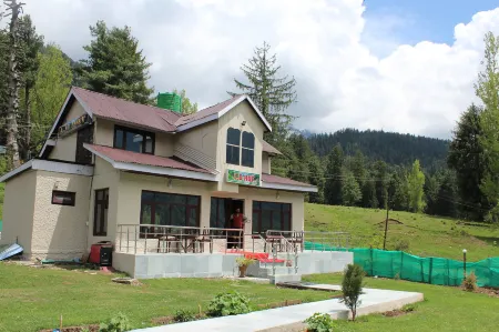 L D Hut, Main Market (Accomodation Only) Отели в г. Anantnag