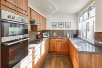 Host & Stay - High Street