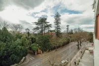 Grand Botanic Garden Apartment by Vacationy