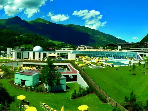 Hotel Norica - Thermenhotels Gastein mit dem Bademantel direkt in die Therme