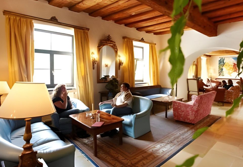 슐로스베르크호텔의 멋진 외관과 주변 풍경 사진