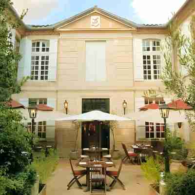 Les Trois Lys Hotel Exterior