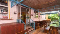 Sunflower Beach Backpacker Hostel & Bar Hotels in Marebello