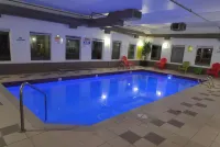 Super 8 by Wyndham Hinton - Pools