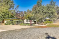 Pet Friendly Mariposa Retreat w/ Spacious Patio!