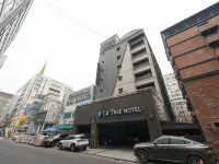 La Tree Hotel Hotels near Garam Library