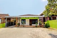 Spot on 93283 Sengon Kostel Syariah Các khách sạn ở Mayong
