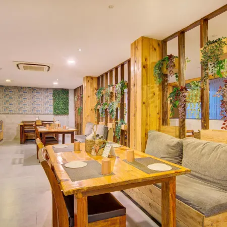 Loki's Forest Inn Отели рядом с достопримечательностью «Конгресс-центр Subham»