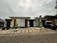 Villa Istana Bunga Amethyst V-09 5 Bedroom With Private Pool, Billiard and Karaoke Set Hotels in Cisarua