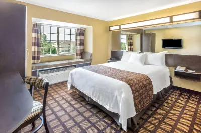 Sleep Inn & Suites Hotels near Maple Lake Park