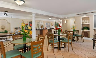 Super 8 by Wyndham Austell/Six Flags