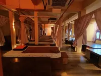 Anggun Lodge Private Room with Sharing Bathroom - spa