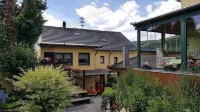 Apartment mit Terrasse und Großen Garten
