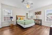 “The Boho Retreat” TCU! Hotels near Weston Gardens In Bloom, Inc