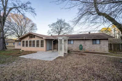 Stylish Farmhouse Near Oaklawn & Lakes, Centrally Located Hôtels à proximité de : Garvan Woodland Gardens