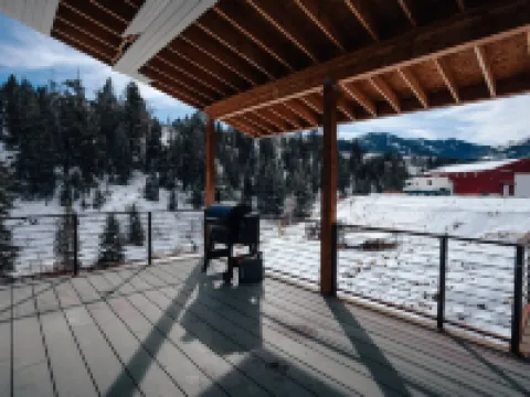 Mountain home with beautiful view, Full Kitchen, Sleeps 10, Can walk to Woodward Hotels in Summit Park