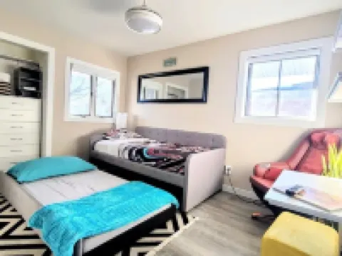 The Good Vibez House! Mini Golf Course,Heated Pool,Hot Tub,Game Room,Angel Wing Hotels in Commack