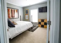 Fully Renovated, Luxurious unit awaits you! Hotels in 