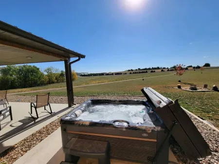 Peaceful Farmhouse with hot tub