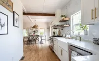 Farmhouse on wine scenic route, alpacas and hot tub. Pet friendly.