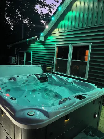 Nice little cabin at the lake. Full House. Hot tub, pet-Friendly!