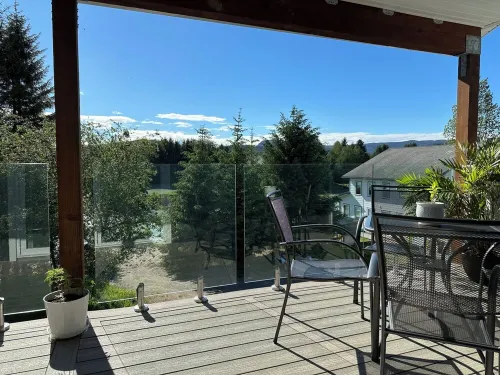 Eagle’s Nest River View. Newly constructed, walking distance to the Airport. Hotels in Juneau