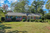 Tranquil and Stylish 4BR House Surrounded by Nature in Spartanburg Hôtels à proximité de : Duncan Park Stadium