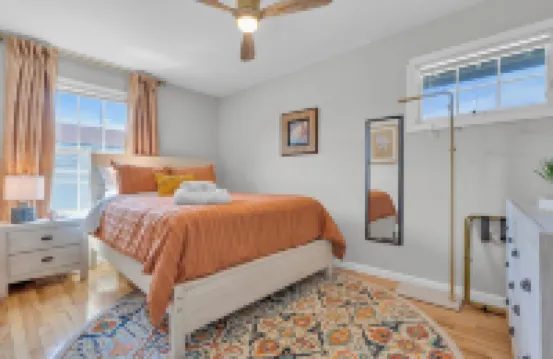 Premium Linens & Towels Provided, Walk to Beach, 4 Beach Badges