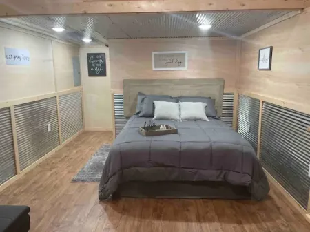 Hogan's Hideout Garage Apartment, cozy, private Cabin