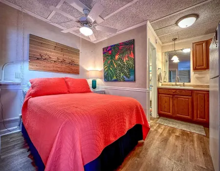 Bogue Shores Studio - Sound Front  Porch and Beach Access All-in-One!