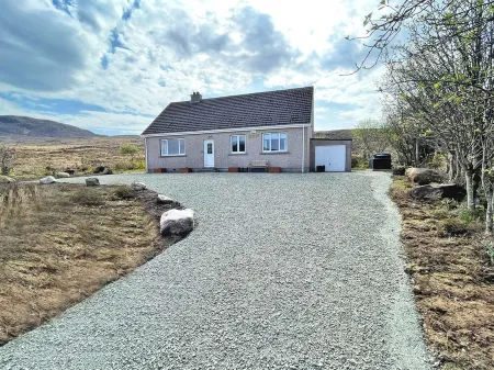 Lovely cosy cottage with stunning loch and mountain views in scenic countryside