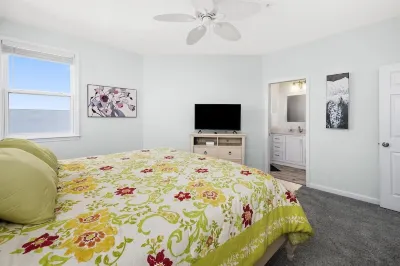 Sunset Overlook, Spacious bay side top-floor condo with amazing views Hotels in 