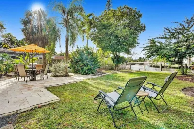 Private Waterfront Home in Wilton Manors | Kayaks & BBQ | Minutes From The Beach Отели рядом с достопримечательностью «To The Moon»