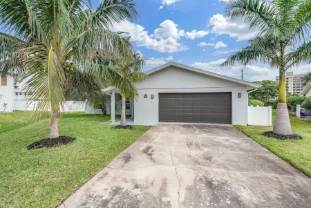 Beachside Private Pool/Yard Kid&Pet Friendly. 3 min from the Beach Отели рядом с достопримечательностью «Irene H. Canova Park»