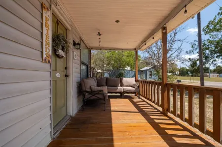 Stay Eat Shop & Antiques. 10 min to Roundtop 5 min to La Bahia & local Wineries.