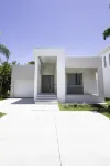 THE LOUNGE. Heated Pool! 10 Minutes to 5th Ave and Beach!
