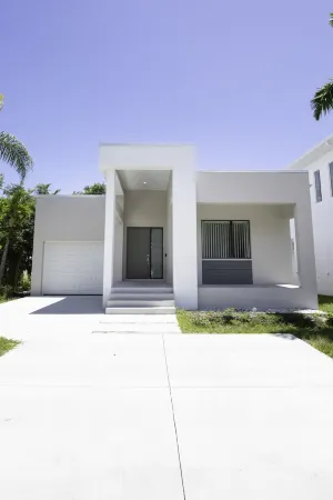 THE LOUNGE. Heated Pool! 10 Minutes to 5th Ave and Beach!