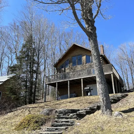 Relaxing waterfront cabin getaway in the Groton State Forest