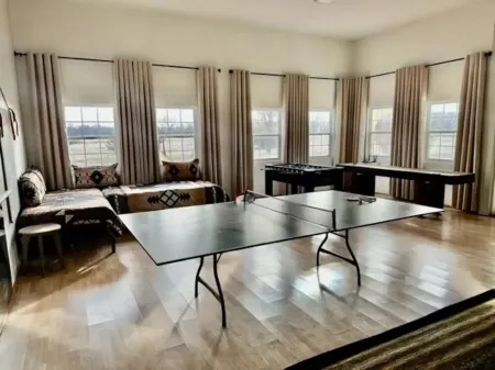 Experience Scottsbluff charm in our spacious 4-bedroom retreat Отели в г. Митчелл