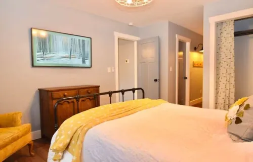 Heartwood♥ Cabin loft w/private HotTub, Hiking, Fishing, & Ziplines on 66 acres!