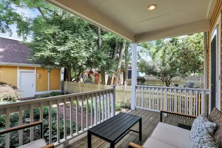 Downtown Modern and Luxurious 3 BD/ 3.5 BA Townhouse