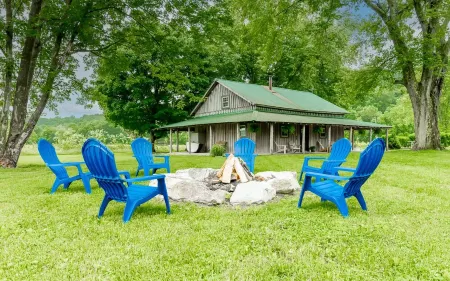 Cozy Bourbon Country Cabin with HOT TUB and Fire Pit on Brashears Creek
