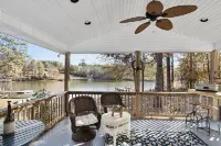 Peaceful Pet Friendly 3BR 2BA Cottage w/ dock!