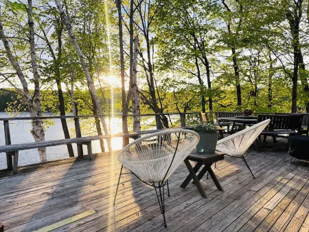 Spacious Lakefront Home, Large Deck, Sup, Firepit & Dock!