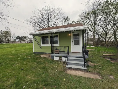 Sleek and Central Small Home ~ Close to everything