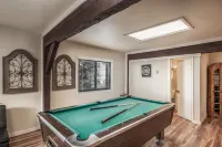 Midtown Condo great views- Game Room - Sleeps 8+
