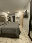 Remodeled Beach Cottage, Queen Bed , Walk to Ocean, Dining & Shops!