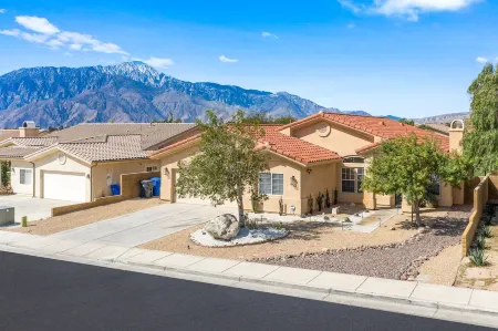 NEW! Mountain Views, Saltwater Pool&Spa, Firepit and Outdoor BBQ and bar area Отели рядом с достопримечательностью «Desert Hot Springs Chamber-Commerce»