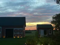 Cutchogue Farmhouse Estate with hot tub and gardens, walk to beach & vineyards
