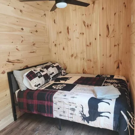 New 1 Bedroom Container Cabin with Direct Trail Access (Cabin 3) Отели в г. Эррол